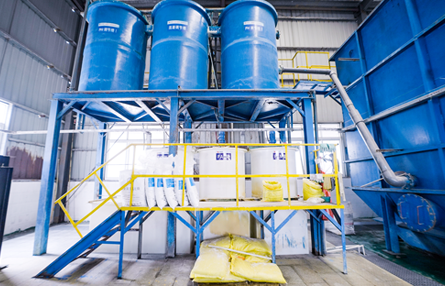 全面配备连铸连轧设备、大容量铅粉机、恒温恒湿固化设备、自动灌酸设备、线